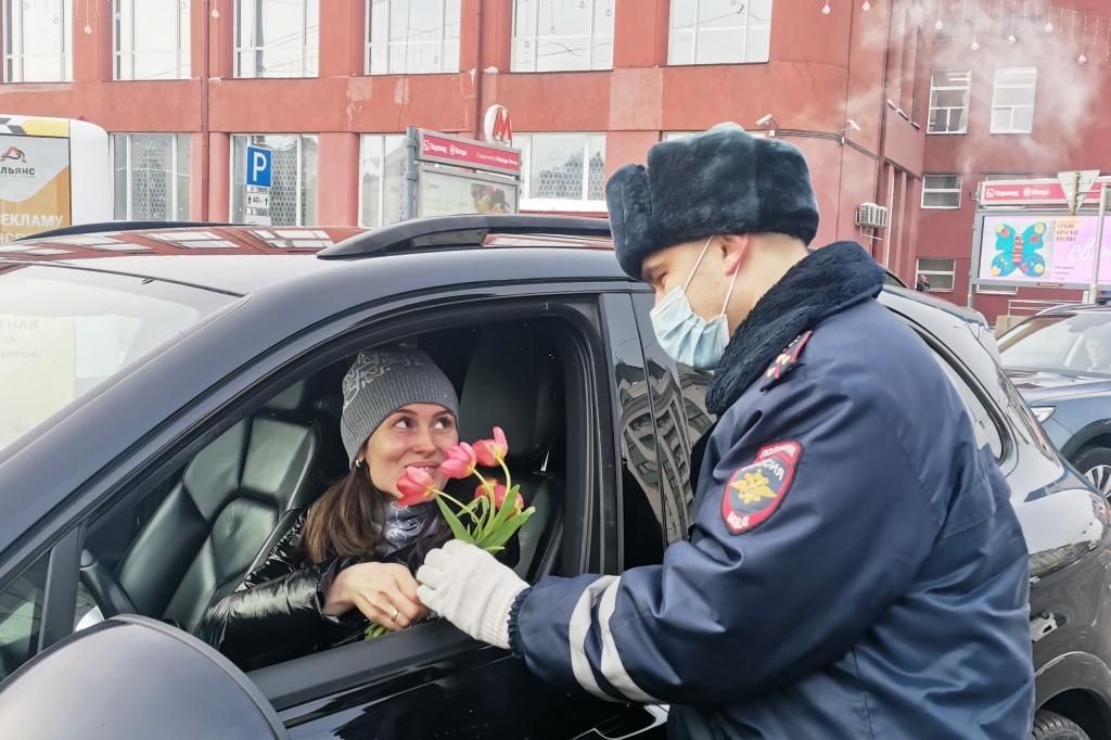Фото В Новосибирске инспекторы ГИБДД подарили цветы женщинам к 8 Марта 5